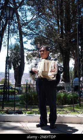 La Paz, Bolivie - 1 octobre 2022 : Homme bolivien jouant l'Accordéon dans une place le jour du Soleil Banque D'Images