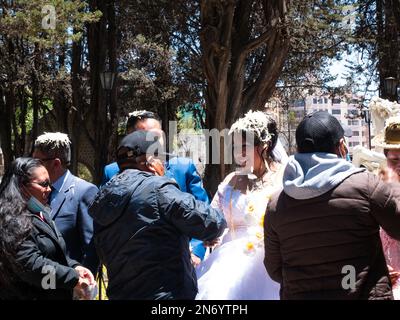 La Paz, Bolivie - 1 octobre 2022 : couple nouvellement mariés attendent l'étreinte et les félicitations de leurs invités sur la place dans le quartier de Sopocachi Banque D'Images