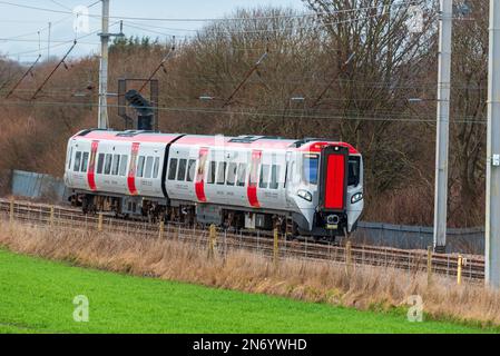 Transport pour le pays de Galles British Rail classe 197 idiesel train de voyageurs à unités multiples construit par CAF sur la ligne principale de la côte ouest à Winwick. Banque D'Images