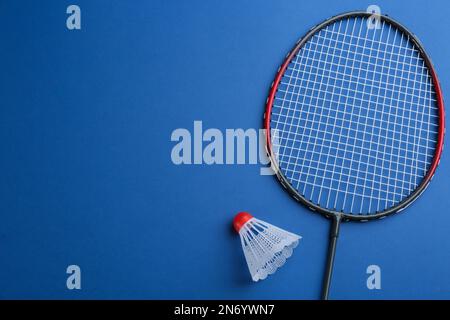 Raquette de badminton et fermeture sur fond bleu, pose plate. Espace pour le texte Banque D'Images