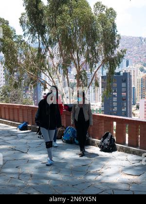 La Paz, Bolivie - 1 octobre 2022: Jeunes femmes boliviennes pratiquant une danse populaire du folklore bolivien appelée 'Caporales' Banque D'Images