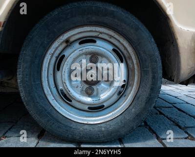 La Paz, Bolivie - 1 octobre 2022: Pneu à plat noir d'une vieille voiture antique Banque D'Images