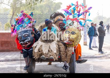 Bikaner, Inde - Jan 2023: Artistes du rajasthan qui produisent de la musique folklorique tout en participant au festival de chameau à bikaner. Banque D'Images