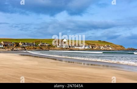 Sandend Village Aberdeenshire maisons d'Écosse, vagues balayées par le vent et plage Banque D'Images