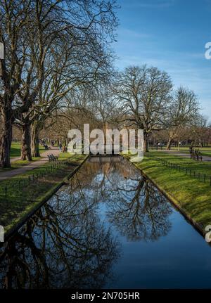 La nouvelle rivière traversant le parc Clissové, Stoke Newington, Hackney, Londres, Royaume-Uni Banque D'Images