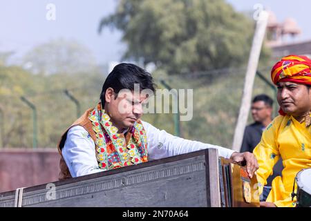 Bikaner, Inde - Jan 2023: Artistes du rajasthan qui produisent de la musique folklorique tout en participant au festival de chameau à bikaner. Banque D'Images