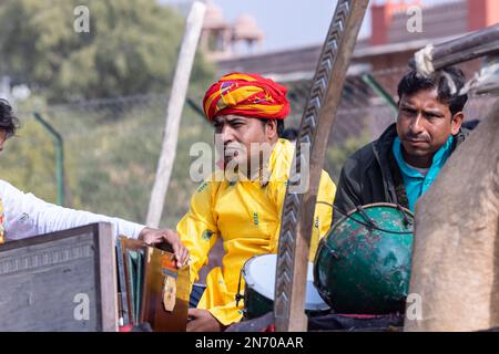 Bikaner, Inde - Jan 2023: Artistes du rajasthan qui produisent de la musique folklorique tout en participant au festival de chameau à bikaner. Banque D'Images