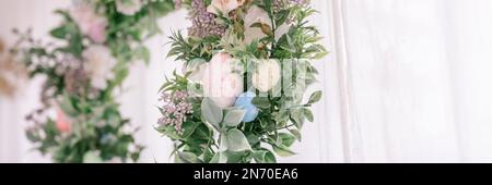 joyeuses pâques et vacances de printemps. couronne de pâques avec branches de fleurs et de feuilles de lilas et œufs colorés à la lumière vive Banque D'Images