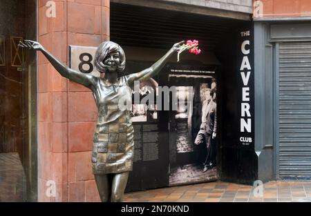 Statue de noir cilla (Priscilla Maria Veronica White) sur Mathew Street Liverpool Banque D'Images