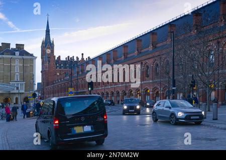 Taxis pour prendre les passagers devant l'hôtel Great Northern, King's Cross et les gares internationales de St Pancras, Pancras Road, Londres, Angleterre Banque D'Images