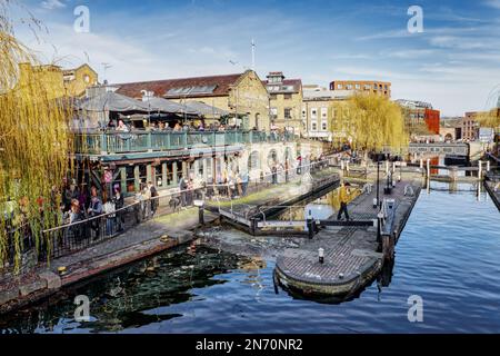 Londres, Angleterre, Royaume-Uni - des gens qui se pressent autour du bâtiment Dingwalls, des étals de marché, des magasins d'alimentation de rue et du chemin de halage Regent's Canal au marché Camden Lock Banque D'Images