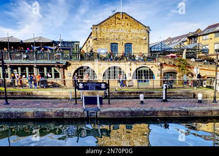 Londres, Angleterre, Royaume-Uni - des gens qui se pressent autour du bâtiment Dingwalls, des étals de marché, des magasins d'alimentation de rue et du chemin de halage Regent's Canal au marché Camden Lock Banque D'Images