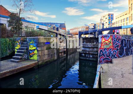 Graffiti coloré aux portes d'écluse de Regent's Canal à Camden Town, Londres, Angleterre, Royaume-Uni Banque D'Images