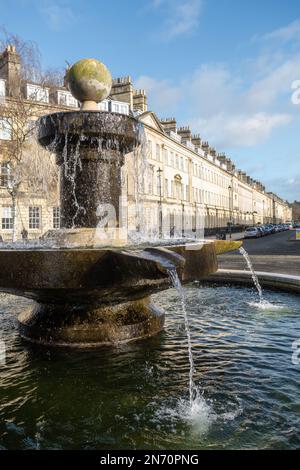 Gros plan de la fontaine Laura place au bout de Great Pulteney Street avec sa terrasse maisons de ville d'époque géorgienne, Bath, Somerset, Angleterre, Royaume-Uni Banque D'Images
