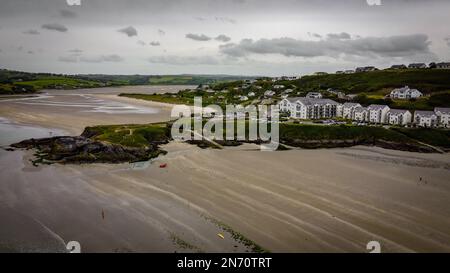 Ciel gris au-dessus de la plage d'Inchydoney et du cap Virgin Mary en été. Le célèbre site touristique irlandais. Pittoresque côte irlandaise, vue de dessus. Banque D'Images