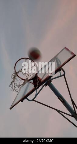 Une balle de basket-ball entrant dans le panier Banque D'Images