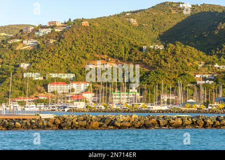 Port de plaisance en front de mer à Sunrise Road Town, Tortola, les îles Vierges britanniques (BVI), les Petites Antilles, les Caraïbes Banque D'Images