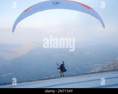 Fethiye, Turquie - octobre 23 2022 : parapente au point de départ. Parachute ou festival de parapente. A eu lieu à Babadag, le célèbre site de parapente cen Banque D'Images