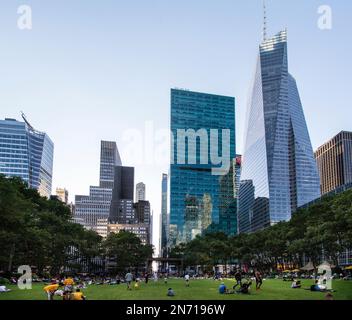 New York, États-Unis. Vue sur Bryant Park depuis la bibliothèque de New York vers 6th Avenue Banque D'Images