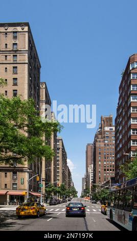 New York, États-Unis. Vue sur Madison Avenue au coin de 85th Street. Banque D'Images