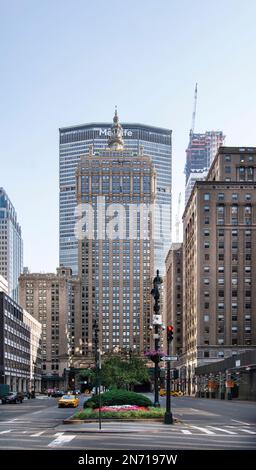 New York, États-Unis. Vue à travers Park Avenue vers Helmsley Building et MetLife Building à Manhatanng à Manhattan Banque D'Images