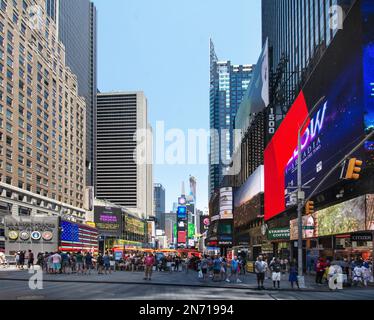 New York, États-Unis. Times Square à l'intersection de Broadway et de la septième Avenue. Centre du monde du divertissement du quartier des théâtres de Broadway dans Midtown Manhattan. Banque D'Images