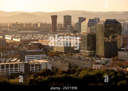 Bâtiments modernes de bureaux et d'hôtels dans un panorama de la ville de Hospitalet de Llobregat dans la zone métropolitaine de Barcelone Banque D'Images