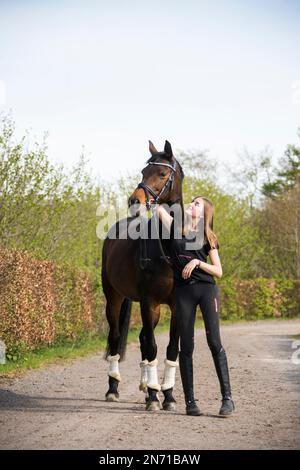 Adolescente avec cheval brun Banque D'Images