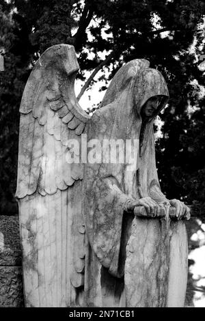 Sculpture dans le cimetière moderniste de Montjuic à Barcelone Espagne Banque D'Images