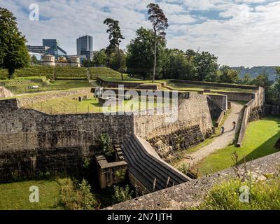 E-motards de montagne sur le terrain de fort Thüngen, avec les hauts bâtiments de la ville et du plateau du Kirchberg en arrière-plan. Il y a, entre autres, les institutions européennes ainsi que les banques et les "Big four", les quatre grandes sociétés d'audit et de conseil Deloitte, PricewaterhouseCoopers, Ernst & Young et KPMG. Banque D'Images