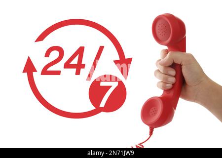 service d'assistance téléphonique 24h/24/7, 7j Femme tenant le combiné sur fond blanc, gros plan Banque D'Images