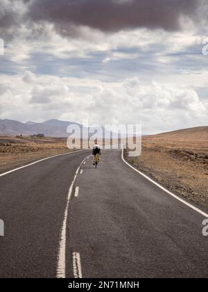 Cycliste sur la route entre Los Molinos et Puertito de los Molinos, îles Canaries, Espagne Banque D'Images