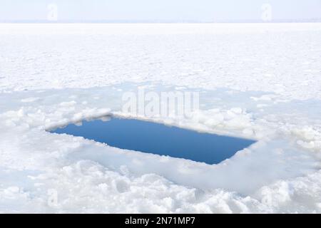 Trou de glace dans la rivière le jour d'hiver. Rituel de baptême Banque D'Images