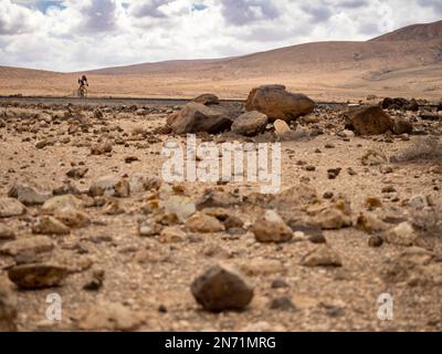 Cycliste sur la route entre Los Molinos et Puertito de los Molinos, îles Canaries, Espagne Banque D'Images