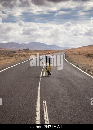 Cycliste sur la route entre Los Molinos et Puertito de los Molinos, îles Canaries, Espagne Banque D'Images