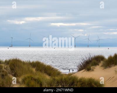 Éoliennes hors-rivage en mer au large de Formby point Sefton Coast Merseyside avec des dunes de sable au premier plan Banque D'Images