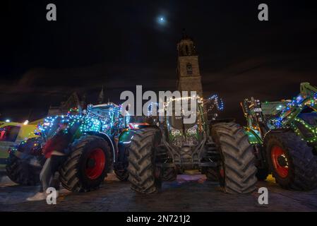 Tracteurs éclairés sur la place de la cathédrale, conduite traditionnelle des agriculteurs le jour de l'an, Magdebourg, Saxe-Anhalt, Allemagne Banque D'Images