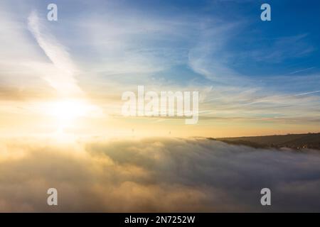 Vienne, Vienne dans la brume matinale, brouillard au sol, après le lever du soleil, les gratte-ciels s'ensuivent du brouillard au sol, Donauturm (Tour du Danube), DC Tower 1, Millennium Tower, vue de Leopoldsberg en 00. Vue d'ensemble, Vienne, Autriche Banque D'Images