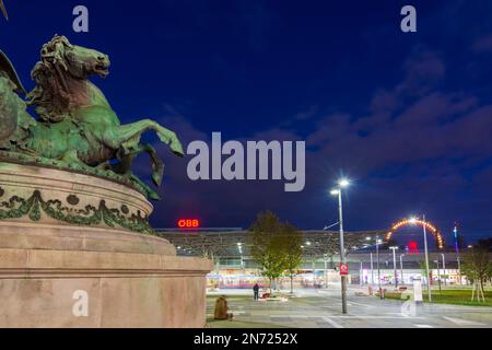 Vienne, place Praterstern, bas de la colonne de l'amiral Wilhelm von Tegetthoff, gare de Praterstern en 02. Leopoldstadt, Vienne, Autriche Banque D'Images