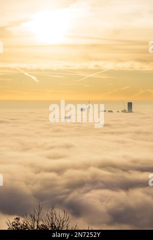 Vienne, Vienne dans la brume matinale, brouillard au sol, après le lever du soleil, les gratte-ciels s'ensuivent du brouillard au sol, Donauturm (Tour du Danube), DC Tower 1, vue de Leopoldsberg en 00. Vue d'ensemble, Vienne, Autriche Banque D'Images