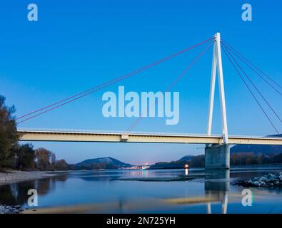 Parc national Donau-Auen, parc national Danube-Auen, pont routier Andreas-Maurer-Brücke, rivière Donau (Danube), vue sur la ville de Hainburg et les montagnes Braunsberg et Schlossberg, conception de la rive quasi naturelle, couleurs d'automne, cargo à Donau, Basse-Autriche, Autriche Banque D'Images