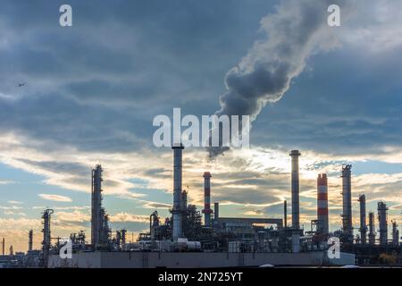 Schwechat, raffinerie OMV, colonne de fractionnement, vapeur, avion à Donau, Basse-Autriche, Autriche Banque D'Images