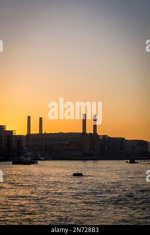 Vue sur la station électrique Battersea silhouetted au coucher du soleil sur la Tamise depuis Vauxhall, Londres, Angleterre, Royaume-Uni Banque D'Images