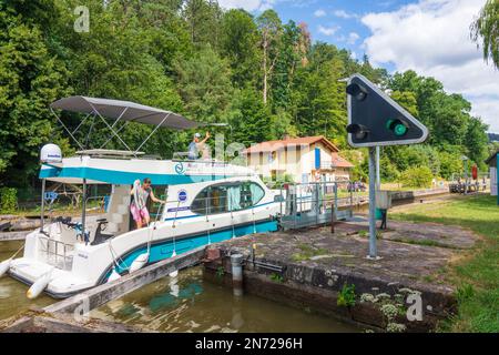 Lutzelbourg (ö¸tzelburg), yacht dans un bidonville au Canal de la Marne au Rhin (canal MarnäRhin) en Lorraine (Lothringen), Moselle (Moselle), France Banque D'Images