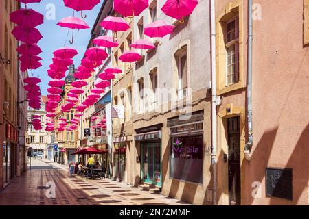 Thionville (Diedenhofen), rue de la Vieille ville avec décoration parapluie en Lorraine (Lothringen), Moselle (Moselle), France Banque D'Images