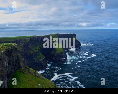 Vue sur les falaises de Moher en Irlande, une destination de randonnée populaire sur une formation de roche élevée sur la côte atlantique. Banque D'Images