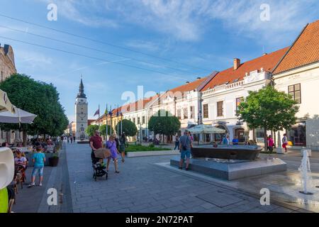 Trnava (Tyrnau), rue piétonne Hlavna, tour de l'hôtel de ville en Slovaquie Banque D'Images