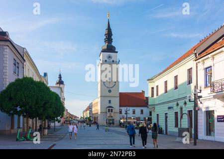 Trnava (Tyrnau), rue piétonne Hlavna, tour de l'hôtel de ville en Slovaquie Banque D'Images