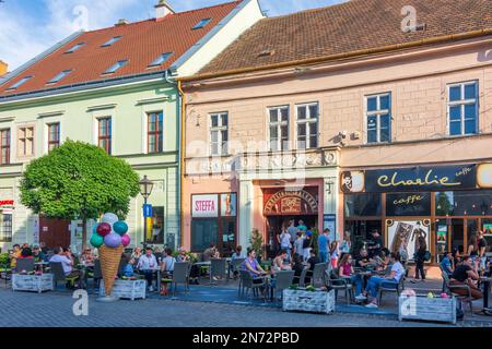 Trnava (Tyrnau), restaurant dans la vieille ville de Slovaquie Banque D'Images