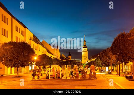 Trnava (Tyrnau), rue piétonne Hlavna, tour de l'hôtel de ville en Slovaquie Banque D'Images